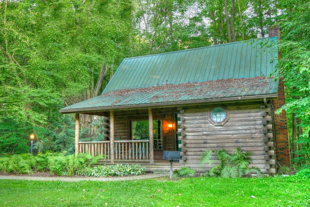 Apple Blossom log cabin surrounded by pines in Amish Country Ohio